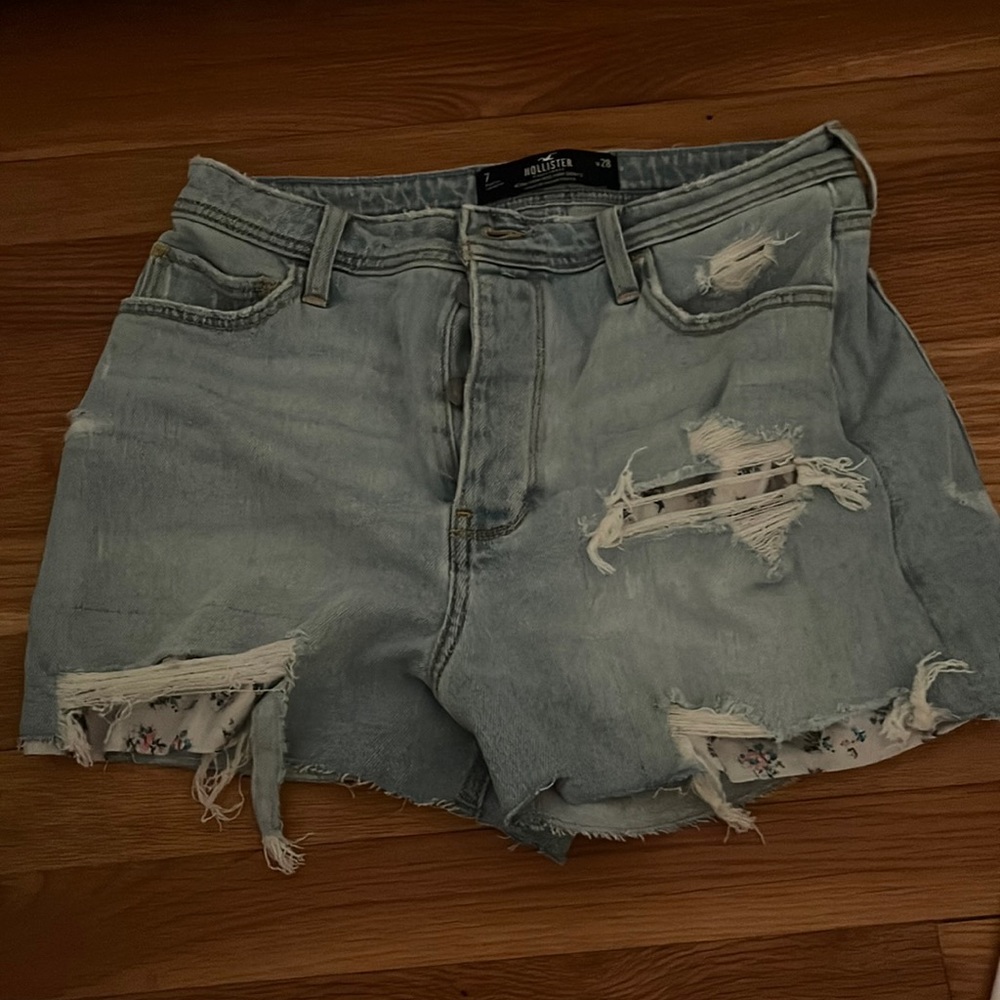 New unworn shorts from Hollister that are very cute!!